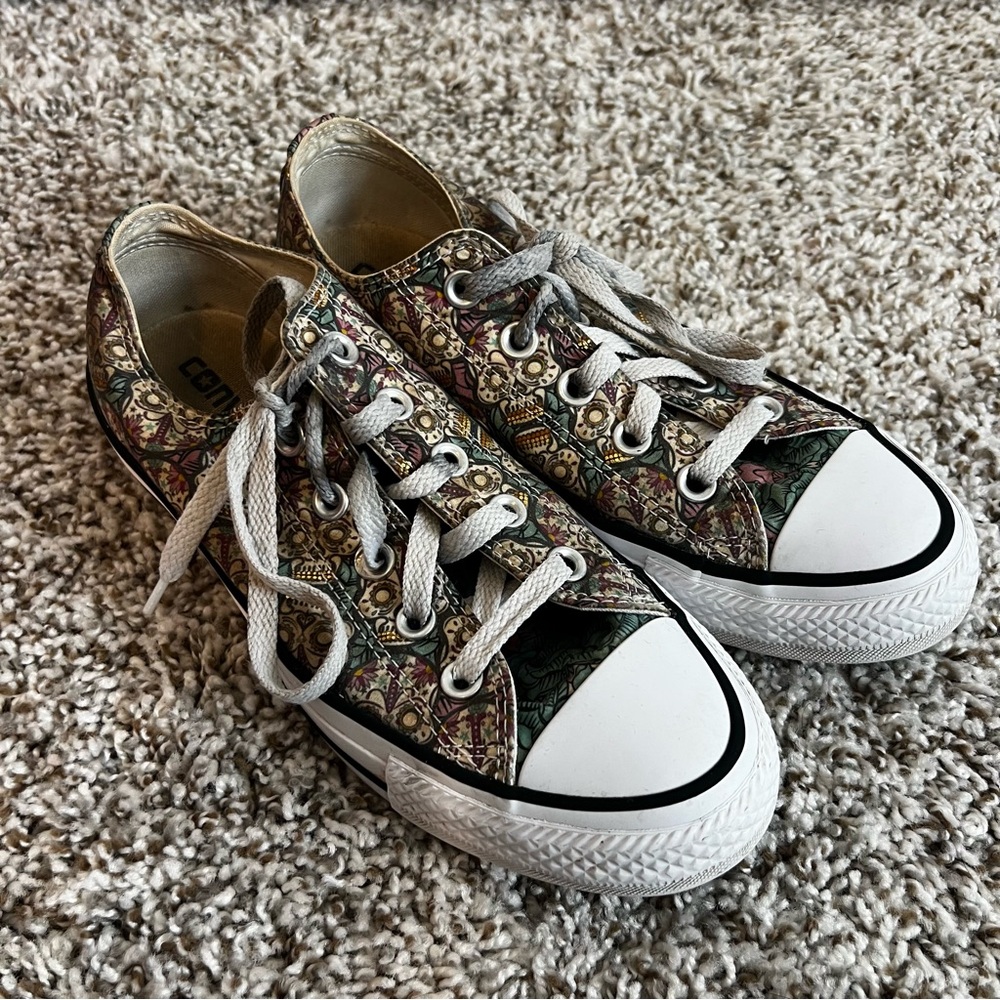 Converse Chuck Taylor All Star Low Tops with Sugar Skull Print Sz W 6/ M 4